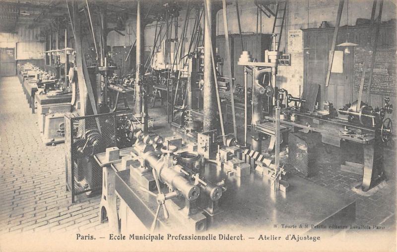 Carte postale ancienne Paris - Ecole Municipale Professionnelle Diderot - Atelier D'Ajustage à Paris