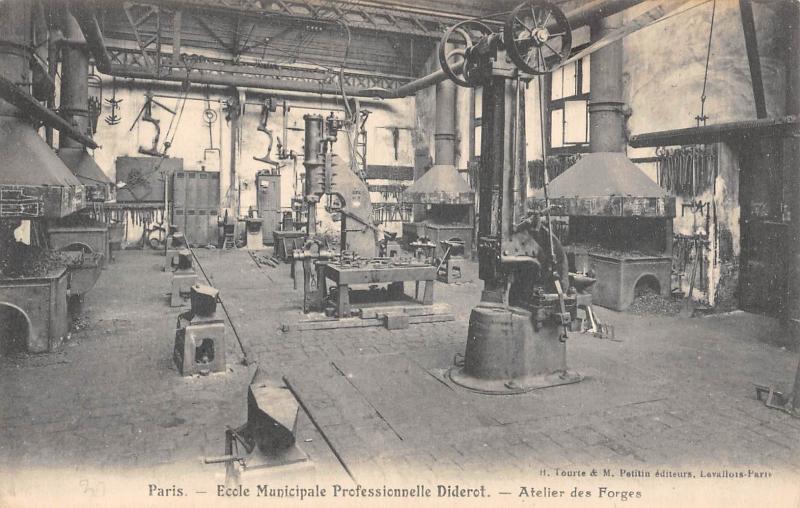 Carte postale ancienne Paris - Ecole Municipale Professionnelle Diderot - Atelier Des Forges à Paris