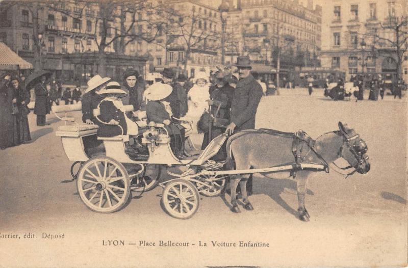 Carte postale ancienne Lyon - Pla Ce BELLECOUR/ La Voiture Enfantine à Lyon