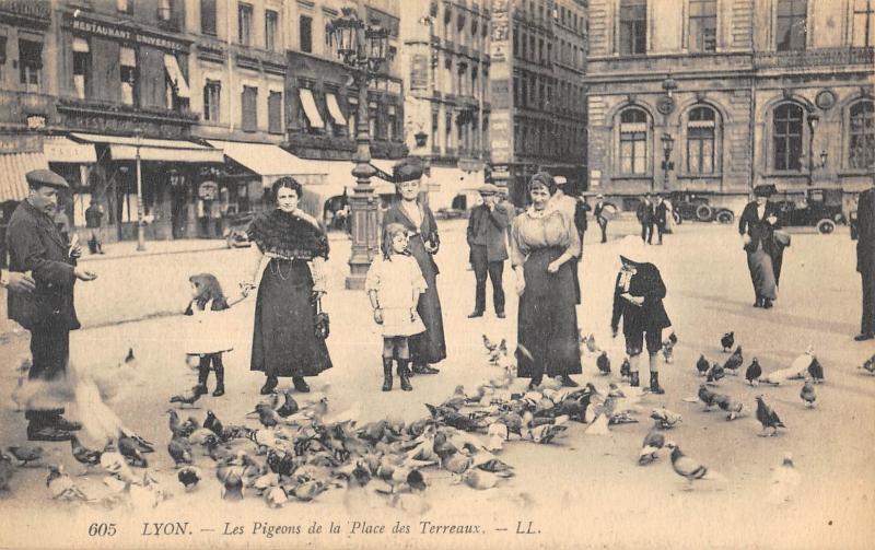 Carte postale ancienne Lyon - Les Pigeons De La Place Des Terreaux à Lyon