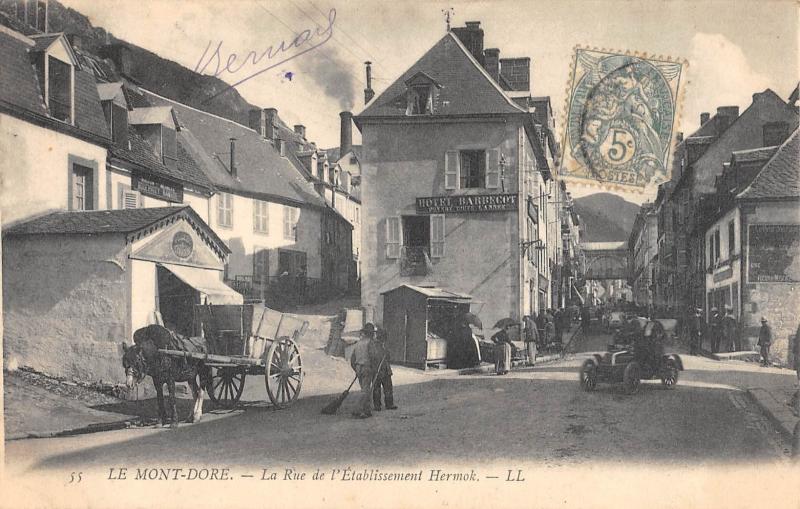 Carte postale ancienne Le Mont Dore - La Rue De L'Etablissement Hermok à Mont-Dore