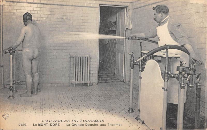 Carte postale ancienne Le Mont Dore - La Grande Douche Aux Thermes à Mont-Dore