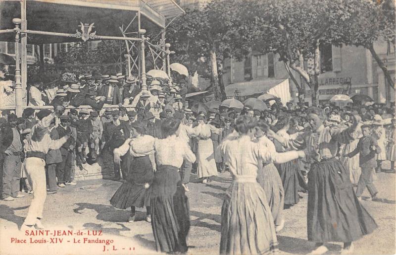 Carte postale ancienne Saint Jean De Luz - Place Louis Xiv - Le Fandango à Saint-Jean-de-Luz