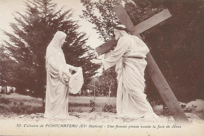 Carte postale ancienne Calvaire de Pontchâteau (VIè Station) - Une femme pieuse essuie la face de Jésus à Pontchâteau