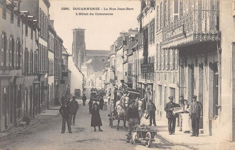 Carte postale ancienne Douarnenez - La Rue Jean Bart - L'Hotel Du Commerce à Douarnenez