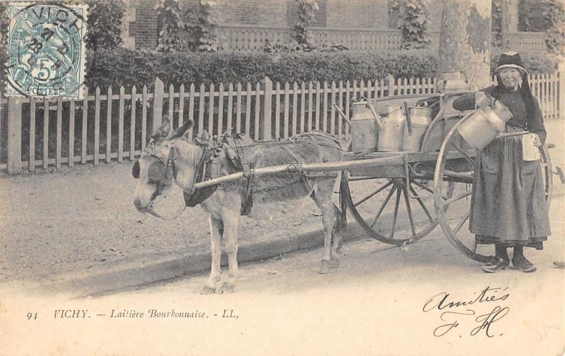 Carte postale ancienne Vichy - Laitiere Bourbonnaise à Vichy