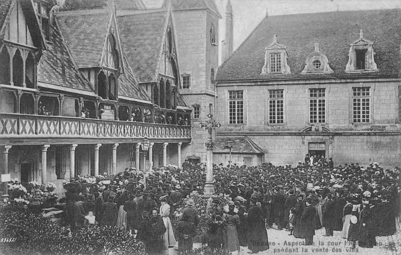 Carte postale ancienne Beaune - Aspect De La Cour De L'Hospice Pendant La Vente Des Vins à Beaune