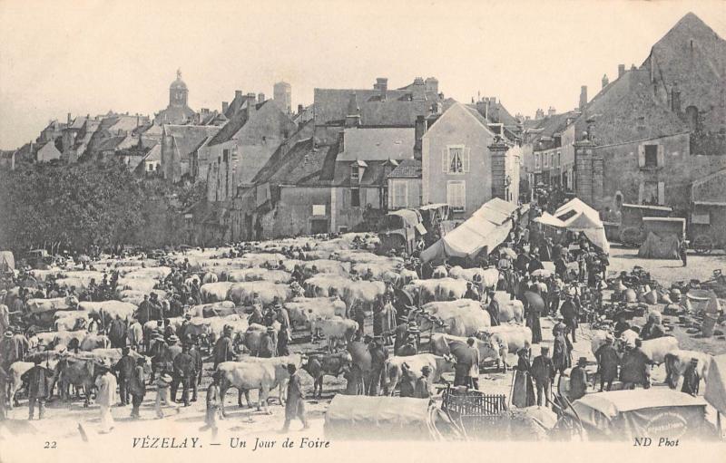 Carte postale ancienne Vezelay - Un Jour De Foire à Vézelay