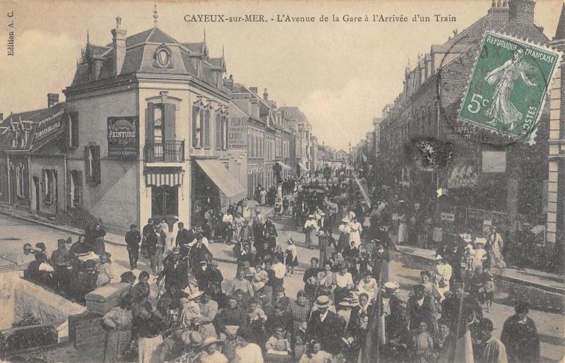 Carte postale ancienne Cayeux Sur Mer - L'Avenue De La Gare A L'Arrivee D'Un Train à Cayeux-sur-Mer