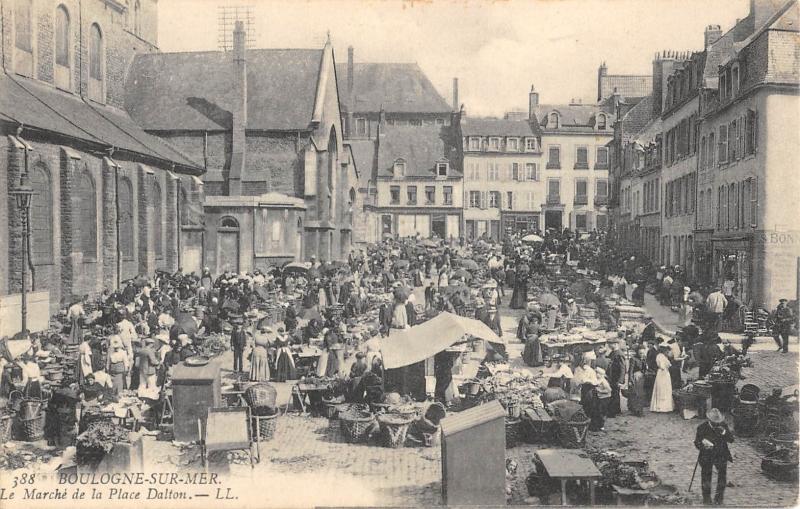 Carte postale ancienne Boulogne Sur Mer - Marche Place Dalton à Boulogne-sur-Mer