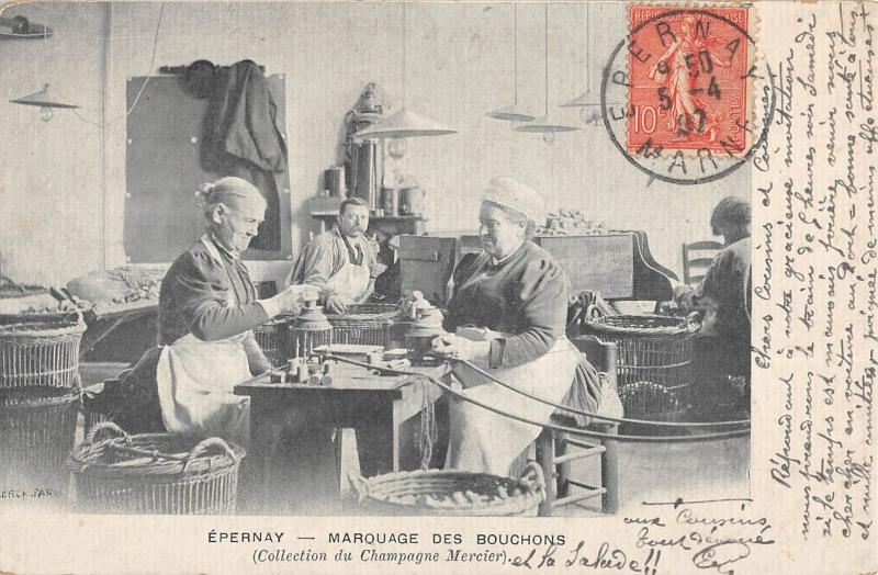 Carte postale ancienne Epernay - Marquage Des Bouchons - Champagne Mercier à Épernay