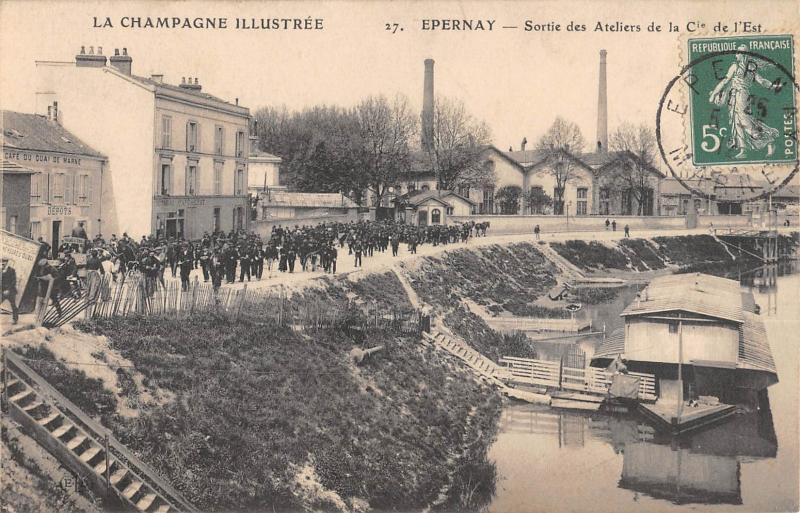 Carte postale ancienne Epernay - Sortie Des Ateliers De La Compagnie De L'Est à Épernay