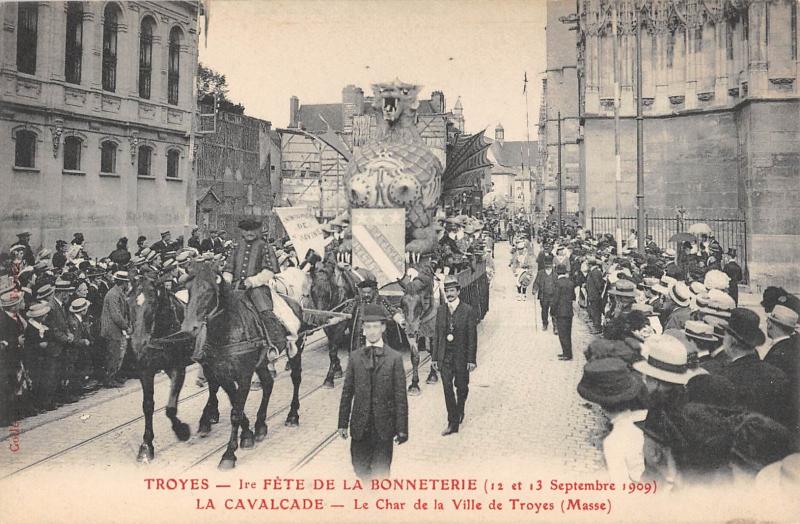 Carte postale ancienne Troyes - 1ere Fete De La Bonneterie 1909 - La Cavalcade - Char De La Vill à Troyes