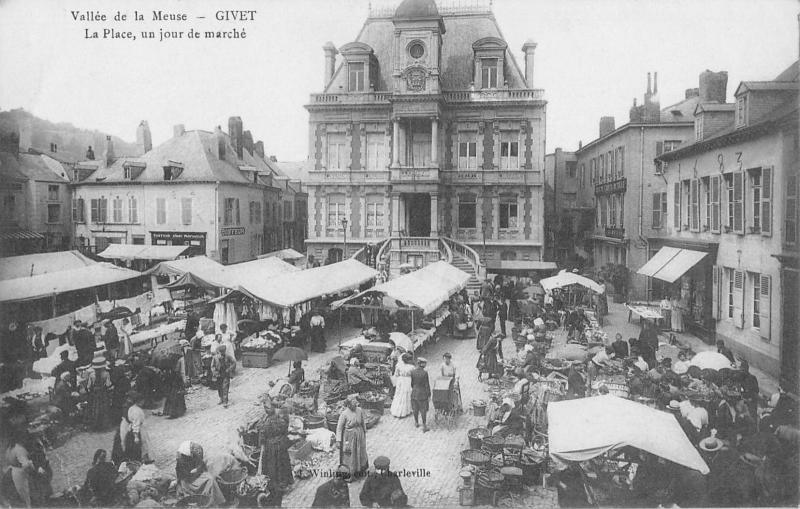 Carte postale ancienne Givet - La Place Un Jour De Marche à Givet