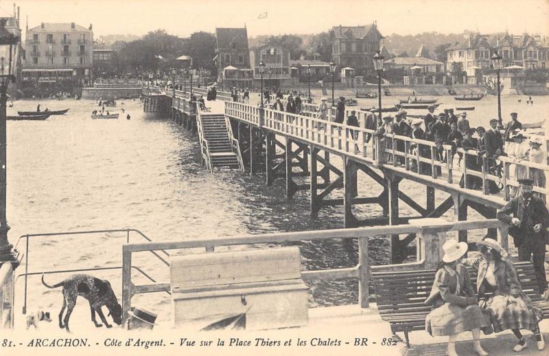 Carte postale ancienne Arcachon - Vue Sur La Place Thiers Et Les Chalets à Arcachon