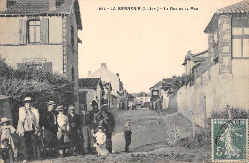 Carte postale ancienne La Bernerie - La Rue De La Mer