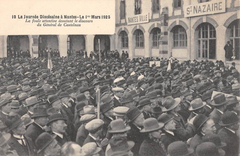 Carte postale ancienne La Journee Diocesaine A Nantes - La Foule Attentive Ecoutant De Castelnau à Nantes