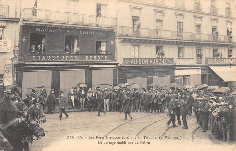Carte postale ancienne Nantes - Les Peres Premontres Allant Au Tribunal - Le Barrage Etabli Rue à Nantes