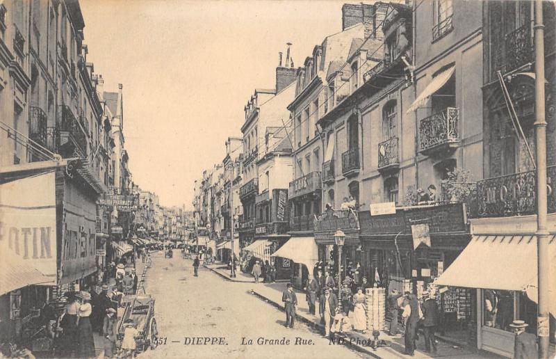 Carte postale ancienne Dieppe - La Grande Rue à Dieppe