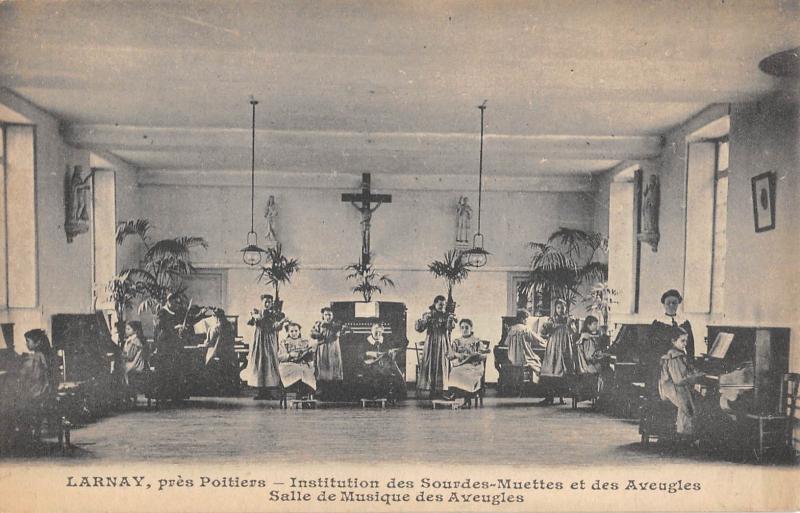 Carte postale ancienne Larnay - Institution Des Sourdes Muettes Et Des Aveugles - Salle De Musiq