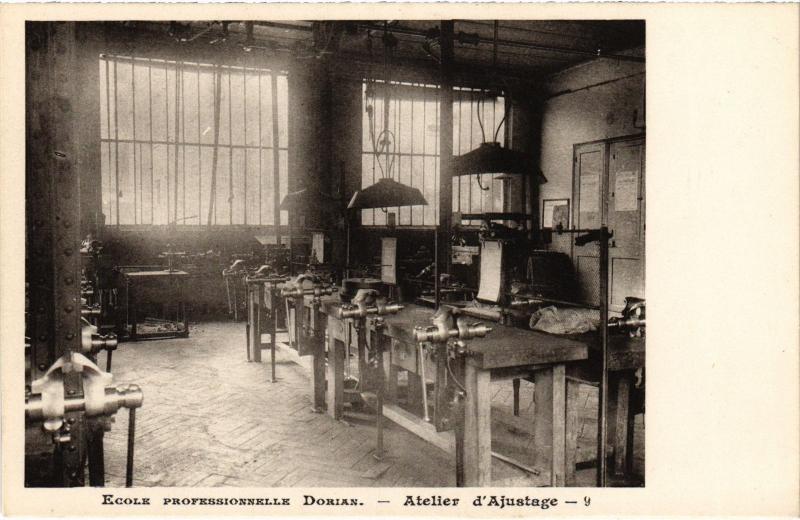 Carte postale ancienne Paris 11e Ecole Prof. Dorian Atelier d'Ajustage à Paris 11e
