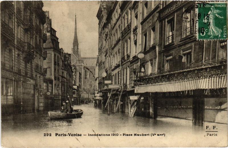 Carte postale ancienne Inondations 1910 Paris 5e Place Maubert à Paris 5e