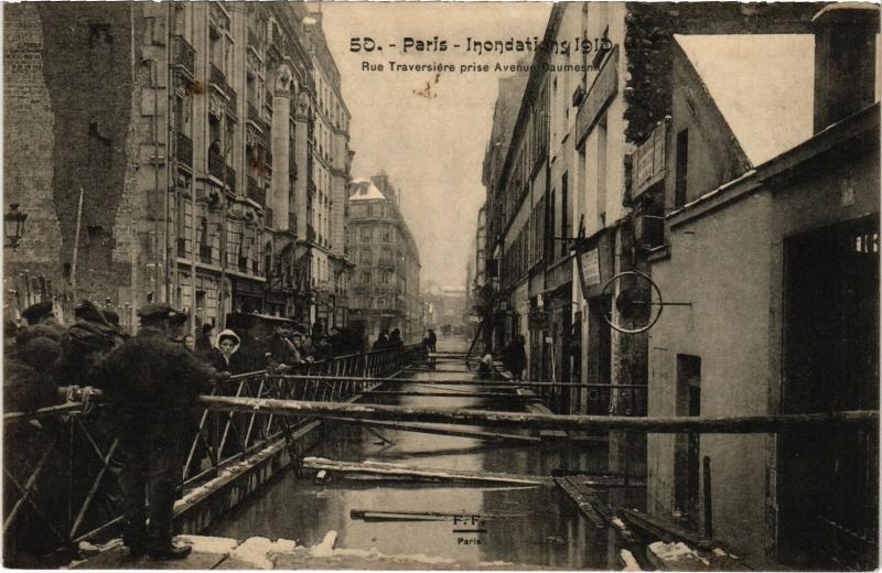 Carte postale ancienne Inondations 1910 - Rue Traversière prise Avenue Daumesnil à Paris 12e