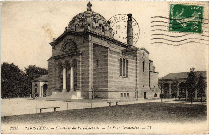 Carte postale ancienne Cimetière du Père-Lachaise - Le Four Crématoire à Paris 20e