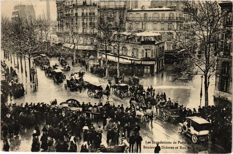 Carte postale ancienne Les Inondations de Paris en 1910 - Boulevard Diderot et Rue de Bercy à Paris 12e