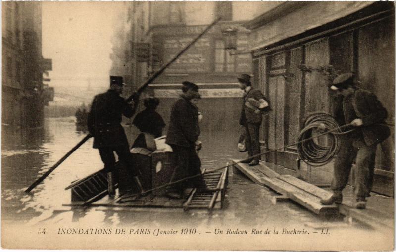 Carte postale ancienne Inondations 1910 Paris 5e Rue de la Boucherie à Paris 5e