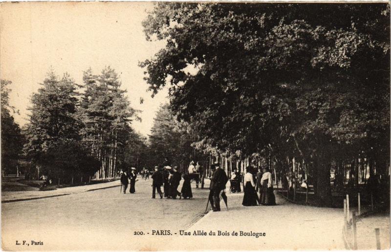 Carte postale ancienne Une Allée du Bois de Boulogne à Paris 16e
