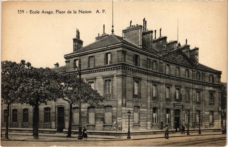 Carte postale ancienne Paris 11e Ecole Arago Place de la Nation à Paris 11e