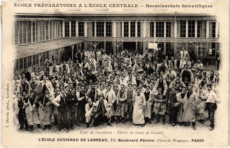 Carte postale ancienne Paris 3e Ecole Centrale Eleves en tenue de travail à Paris 3e