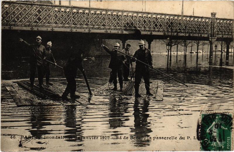 Carte postale ancienne Inondations de janvier 1910 - Boulevard de Bercy, la passerelle du P. L. M. à Paris 12e