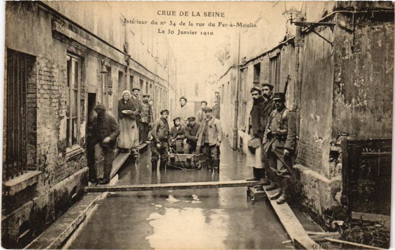 Carte postale ancienne Crue de la Seine Paris 5e Rue du Fer-a-Moulin à Paris 5e