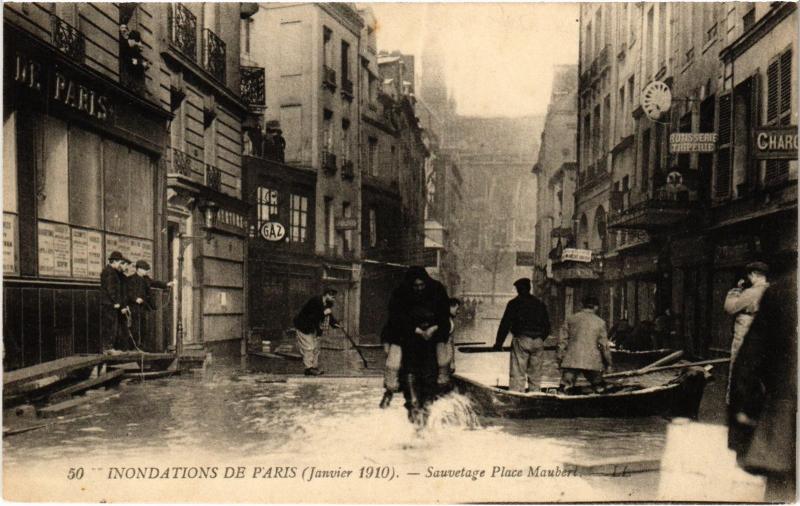 Carte postale ancienne Inondations 1910 Paris 5e Place Maubert Sauvetage à Paris 5e