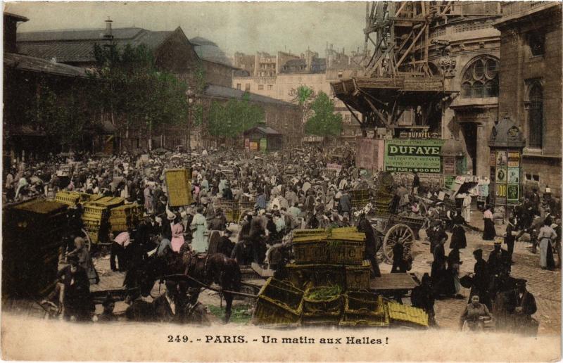 Carte postale ancienne Paris 1e Les Halles un matin à Paris 1er
