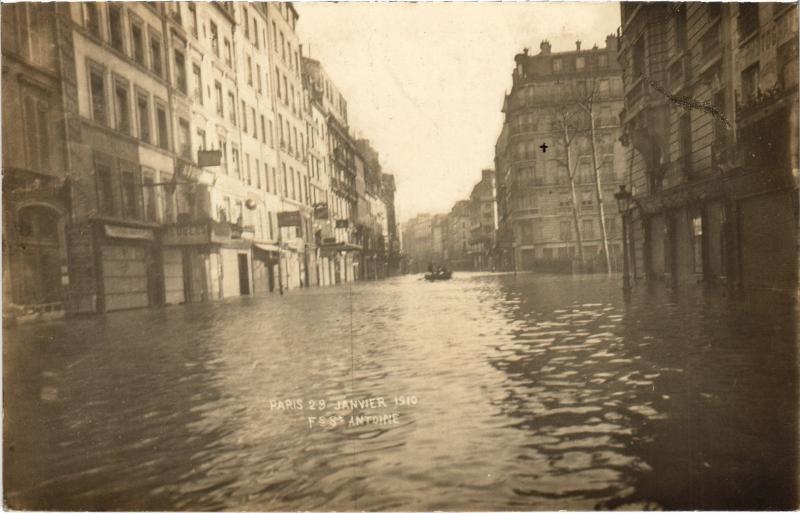 Carte postale ancienne Inondations 1910 Paris 11e Fg Saint-Antoine à Paris 11e