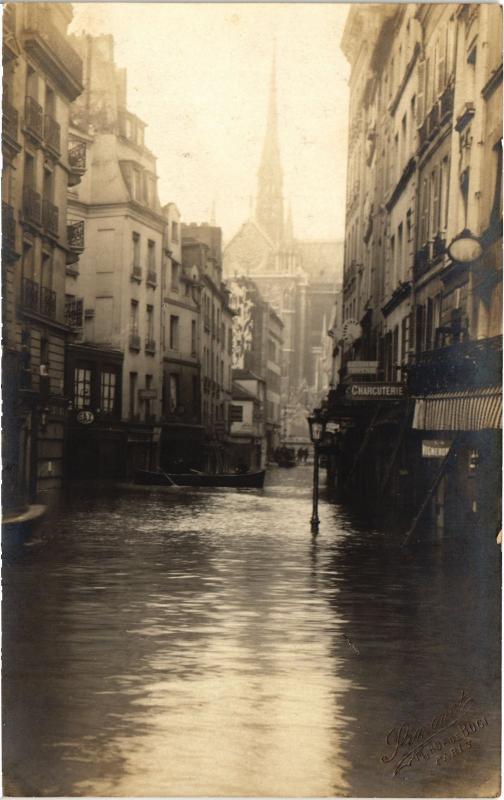 Carte postale ancienne Inondations 1910 Paris 5e Place Maubert à Paris 5e