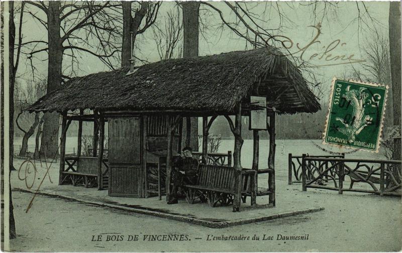 Carte postale ancienne Le Bois de Vincennes - L'Embarcadère du Lac Daumesnil à Paris 12e