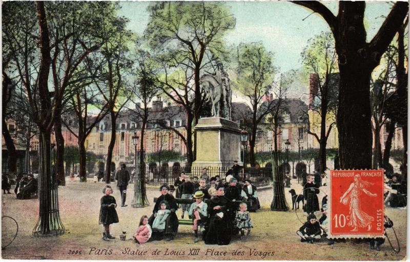 Carte postale ancienne Paris 4e Place des Vosges Statue de Louis Xiii à Paris 4e