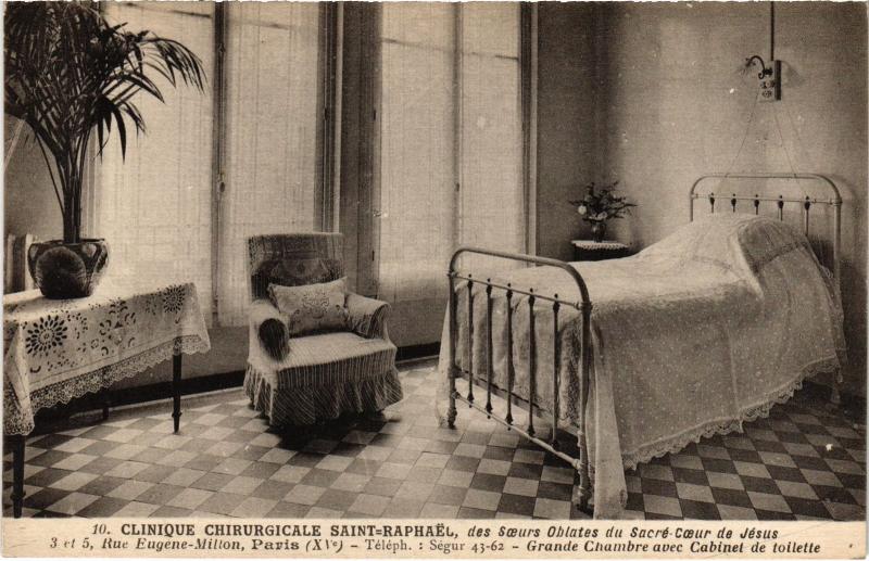 Carte postale ancienne Clinique Chirurgicale Saint-Raphaël, des Soeurs Oblates du Sacré-Coeur de Jésus - Rue Eugène-Million - Grande Chambre avec Cabinet de toilette à Paris 15e