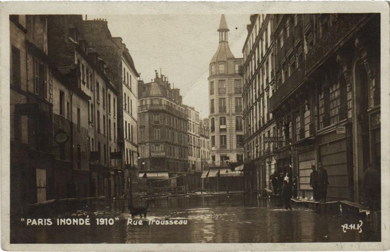 Carte postale ancienne Inondations 1910 Paris 11e Rue Trousseau à Paris 11e