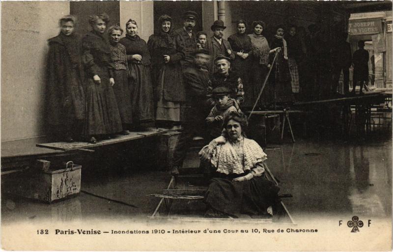 Carte postale ancienne Inondations 1910 Paris 11e 10, rue de Charonne à Paris 11e