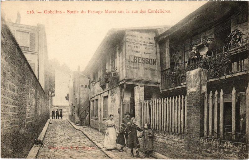 Carte postale ancienne Gobelins - Sortie du Passage Moret sur la rue des Cordelières à Paris 13e