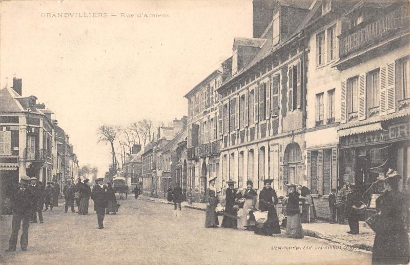 Carte postale ancienne Grandvilliers - Rue D'Amiens à Grandvilliers