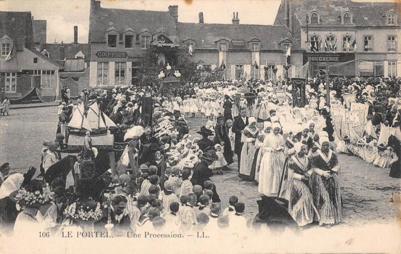 Carte postale ancienne Le Portel - Une Procession au Portel