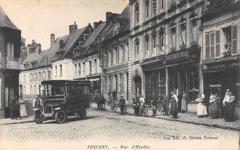 Carte postale ancienne Frevent - Rue D'Hesdin - Autobus à Frévent