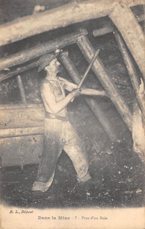Carte postale ancienne Dans La Mine - Pose D'Un Bois