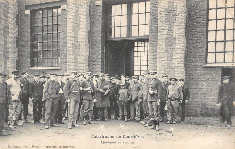 Carte postale ancienne Catastrophe De Courrieres - Quelques Survuvants